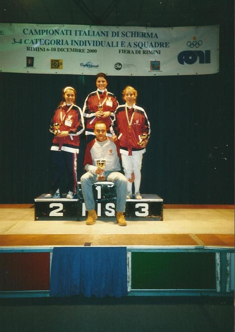 Campionati italiani di 3^ e 4^ categoria - novembre 2000 - Squadra 3^ classificata Il maestro Vincenzo Castrucci con da sx: Chiara Conti, Monia Paciucci e Gina Trombetta.