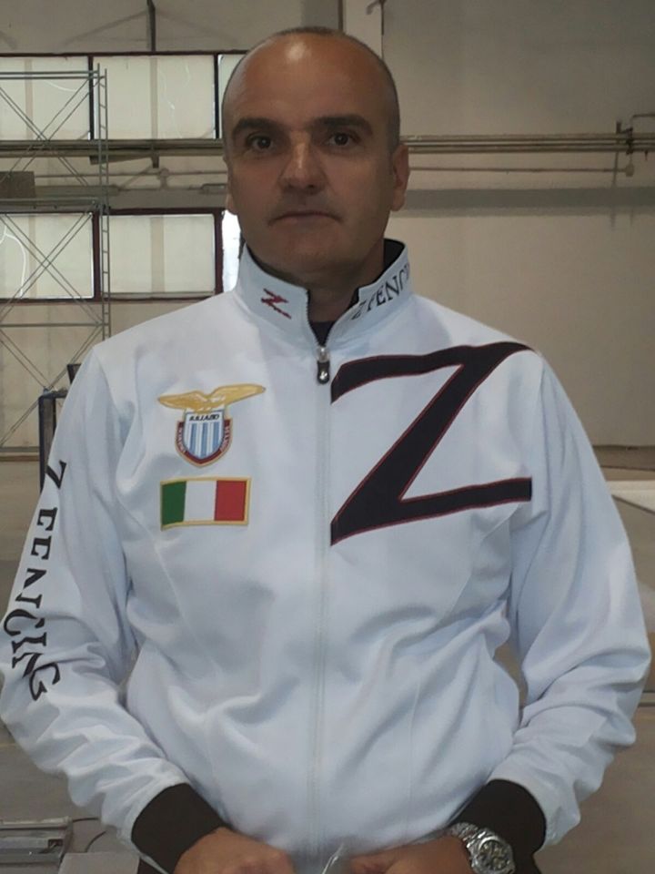 Il M° Vincenzo Castrucci con la tuta ufficiale della ZFencing