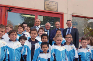 Alcuni piccoli atleti insieme al Prof. Emmanuele F. M. Emanuele, Mario Castrucci, Antonio Buccione e Fabio Di Muro durante l'intitolazione della scuola di scherma.