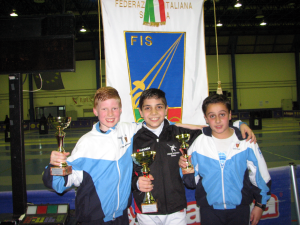 William David Sica secondo nella 3^ prova Interregionale di Spada u. 14 categorai Bambini. Nella foto con il vincitore  Damiano Di Veroli e il compagno di squadra Damiano Esposito 5° classificato. 