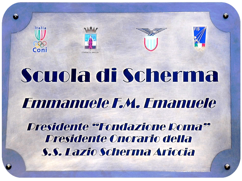 La targa presente all'esterno del Palariccia: la nostra Sala di Scherma è intitolata all'Avv. Prof. Emmanuele F.M. Emanuele.