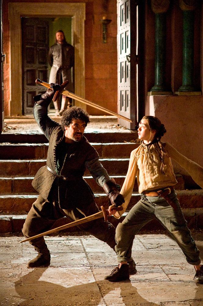 Dalla serie tv della HBO: Arya Stark e il suo maestro di ... danza Syrio Forel  (fonte www.fanpop.com.jpg)