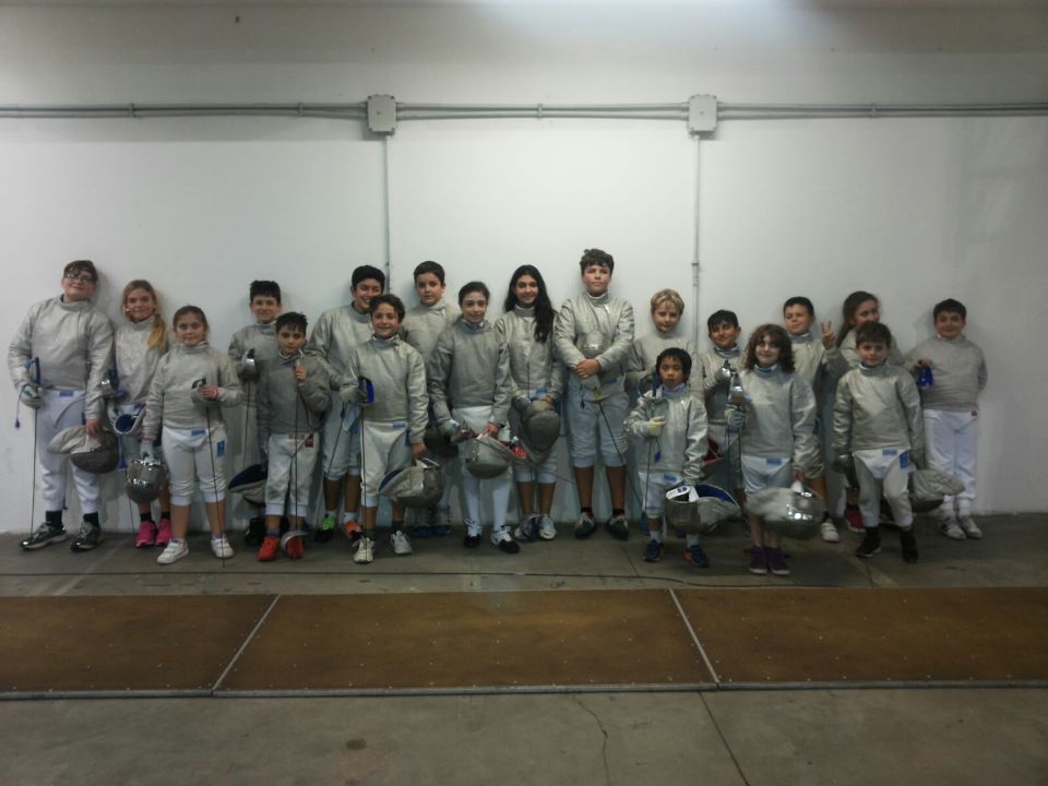 Il gruppo degli sciabolatori Under 14 della Lazio Scherma con i piccoli atleti brasiliani